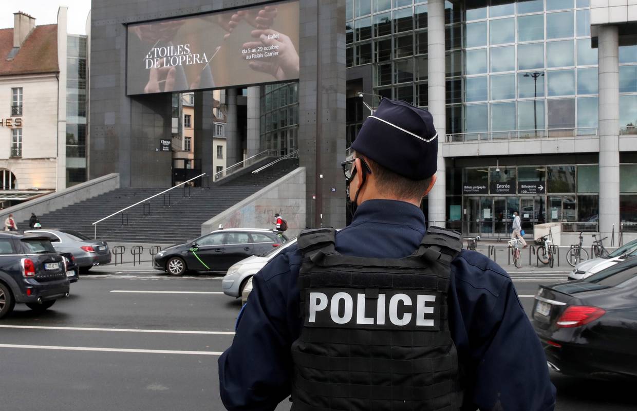 Žena se skrivala od zlostavljača na krovu kuće: Kad su u pomoć stigla tri policajca, sve ih je ubio