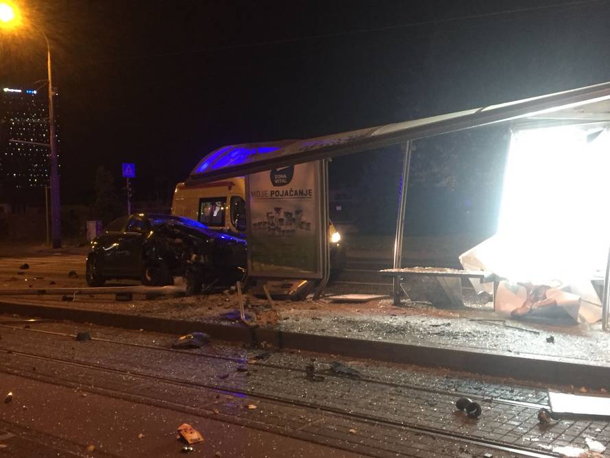 Pijani vozač Alfom je pokupio semafor pa se zabio u stanicu