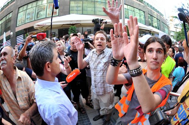 ARHIVA - 2010. Zagreb: Aktivisti za Varšavsku prosvjedovali pred sjedištem SDP-a 