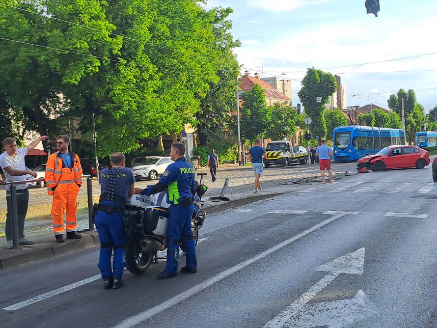 VIDEO Autom 'pokosio' semafor u Zagrebu: 'Čuo se jak tresak, auto mu je totalno demoliran'