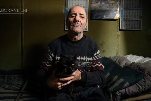 Mi&cacute;o je sam u mraku, u staroj &scaron;koli gdje je i vrijeme stalo