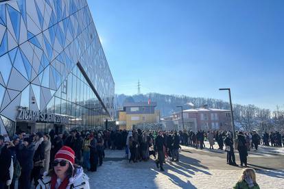 FOTO: Beskrajni red ispred sljemenske žičare, svi se žele besplatno odvesti do vrha