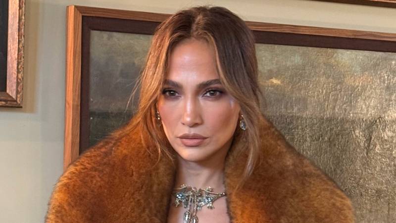 FOTO Krzno grije, ali dekolte se ne krije! J.Lo je pokazala što nosi ispod raskošnog kaputa