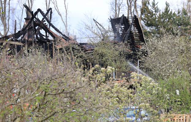 Pavu&ccaron;njak: Dvije osobe smrtno stradale u po&zcaron;aru drvene ku&cacute;e