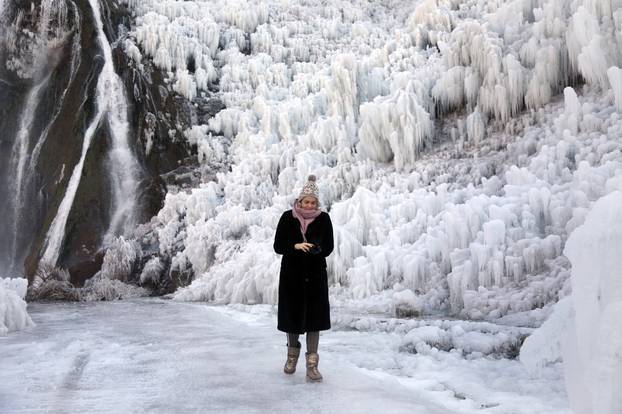 Slap Krčić na izvoru rijeke Krke u Kovačiću okovan ledom, ali prepun posjetitelja