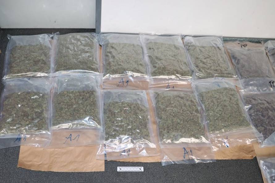 FOTO 'Pao' diler u Kerestincu, kod sebe je imao 36 kg droge!