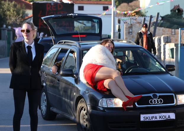 Jezera: Maškarana povorka prodefilirala je Jezerima