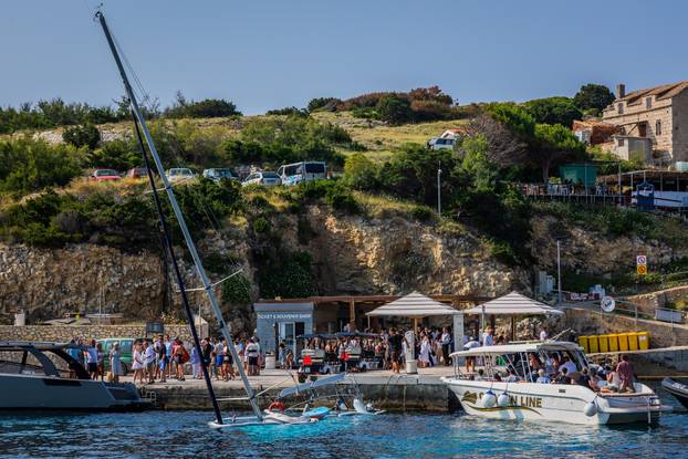 Biševo: Potopljena jedrilica u uvali Mezoporat koja danima smeta iskracju posjetitelja Modre Splilje