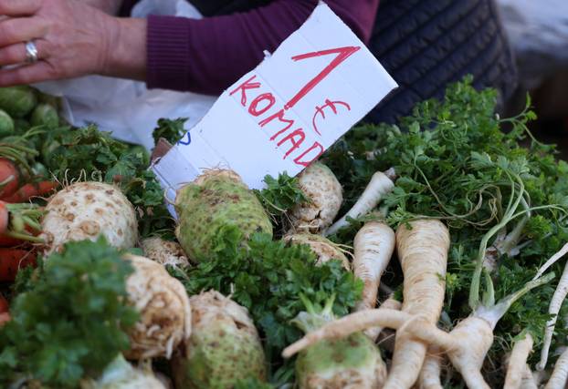 Šibenik: Ponuda vo?a i povr?a na tržnici