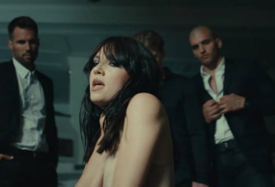 Nikad provokativnija Mia Negovetić: Okružili je muškarci, u bodiju je, a djeluje gola