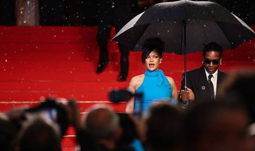 Umbrella, ella, ella: Ni kiša nije smetala Rihanni, pokazala je svoj trudnički trbuh u Cannesu