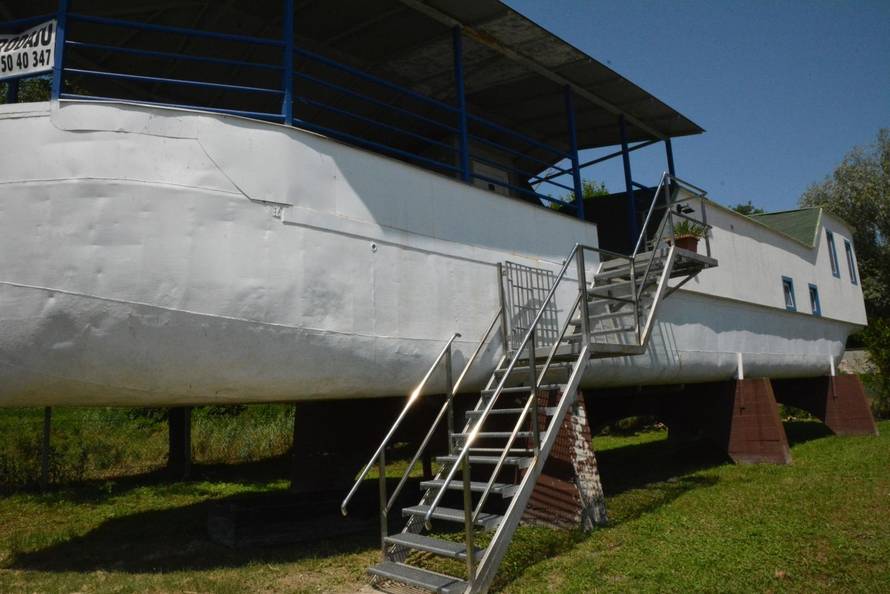 Dalj -  Brod-vikendica usidrena na obali Dunava u Dalju.