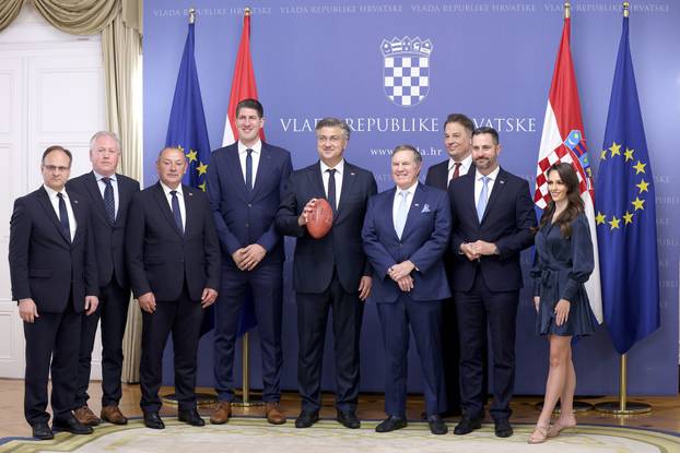 FOTO Belichick na večeru poveo 48 godina mlađu zaručnicu. 'Pa gdje joj je odjeća, ostala doma?'