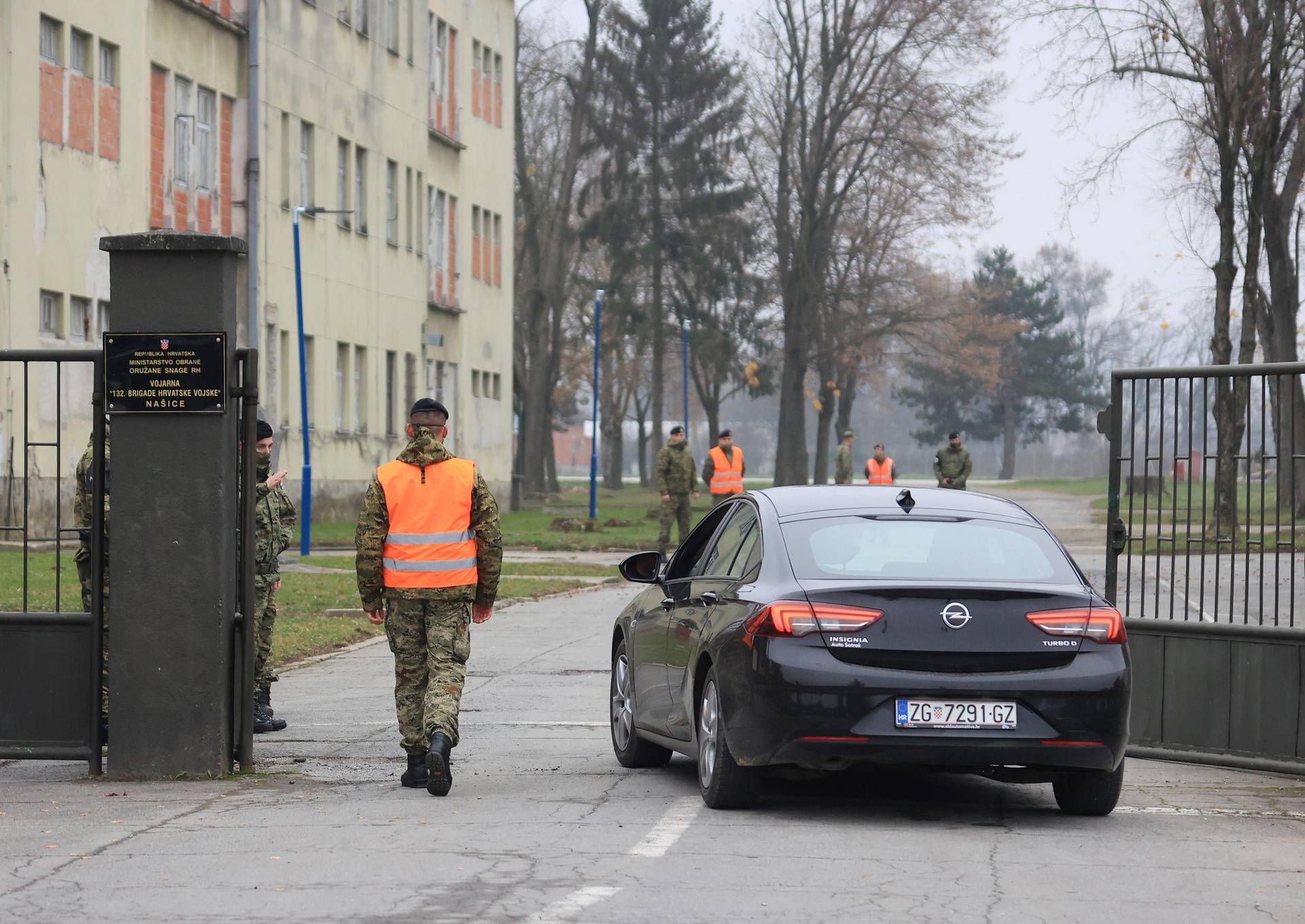 Našice: U vojarni smijenili stražu i postavili vojnu policiju; novinare nisu pustili