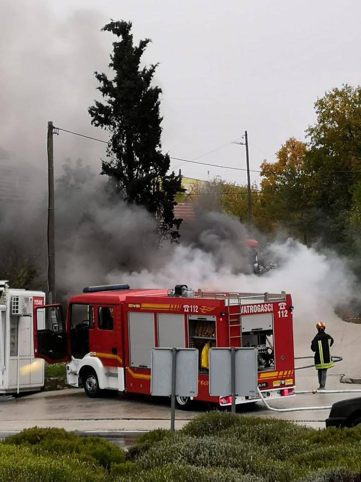 'Ljudi su bježali od vatre': U Lovreću požar progutao auto