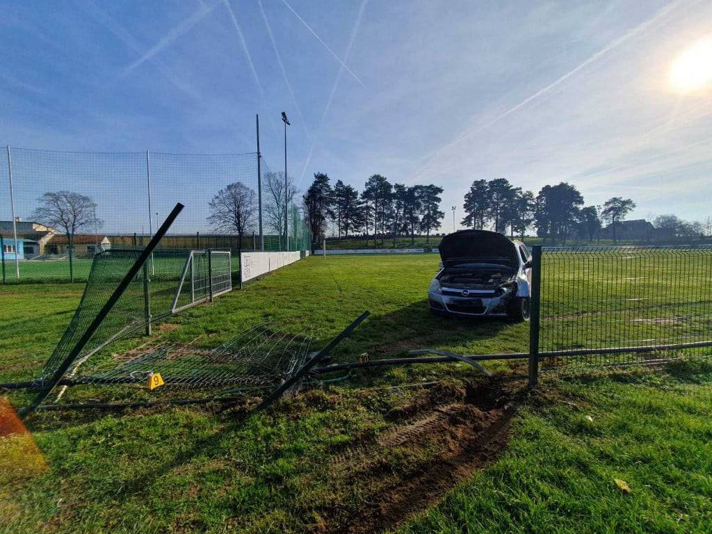 FOTO Izletio s ceste u Pitomači, probio dvije ograde i završio autom na nogometnom igralištu
