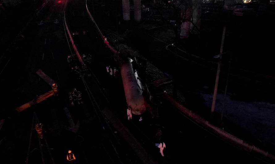 Gas tanker explosion leaves multiple injured after overturning, in Mexico City