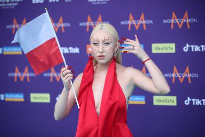 FOTO  Kandže, čipka i dekoltei: Ove outfite su nosili natjecatelji Eurosonga na tirkiznom tepihu