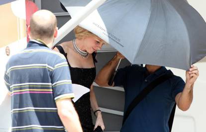 Ne voli fotografe: Naomi Watts se skrivala pod kišobranom