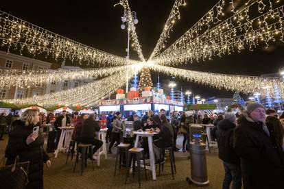 FOTO Pogledajte atmosferu na zagrebačkom adventu: Gužve na kućicama, raskoš svjetla..