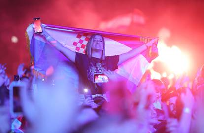 FOTO Baklje, zastave i euforija: Thompson u Dugopolju održao svoj drugi samostalni koncert!