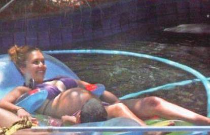Trudna Jessica Alba na bazenu se sunča  u bikiniju