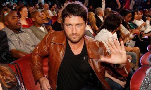 Gerard Butler klub napustio s tri djevojke, a one skrivale lice