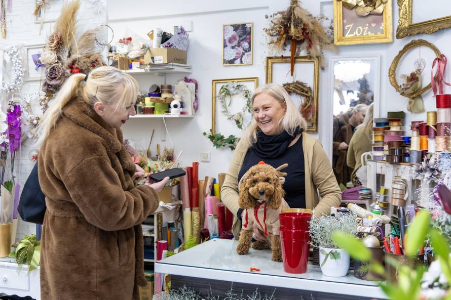 24sata: Pula: Pas pozira ispred cvjećarnice i glumi soba