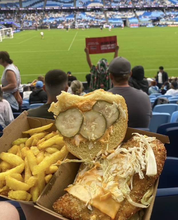 FOTO Biste li to probali? Evo što jedu na stadionima po svijetu