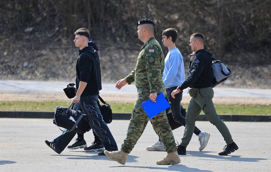 Ministar Anušić i general Kundid na prvom danu TVO-a na Slunju