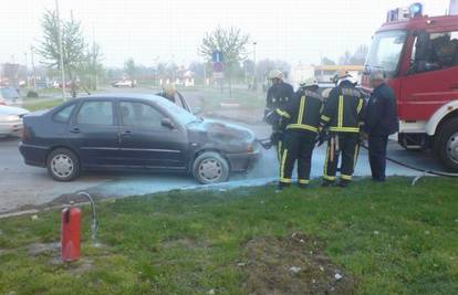 Neispravni dovod goriva zapalio VW Polo u Osijeku