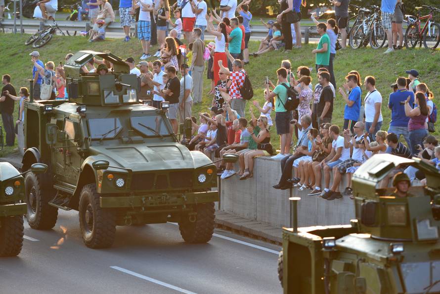 ARHIVA - Na današnji dan 2015. u Zagrebu održan veliki vojni mimohod