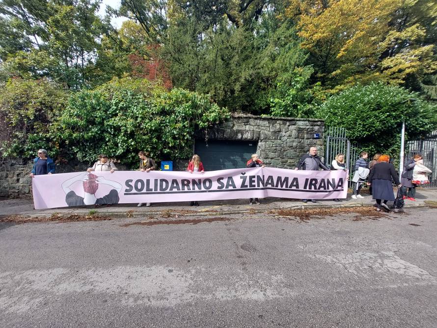 Iranka u suzama rezala kosu na prosvjedu u Zagrebu: 'I Iran treba slobodu, samo to tražimo'