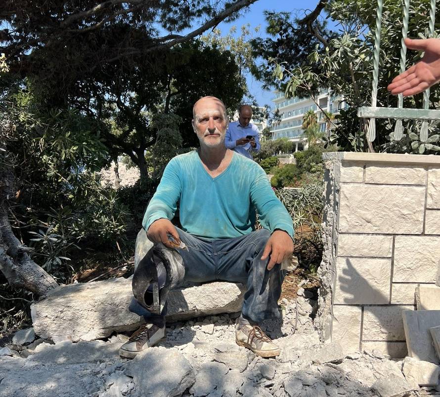 VIDEO Dubrovčani srušili zid koji je ogradio plažu, evo kako sada izgleda. Reagirali i iz hotela