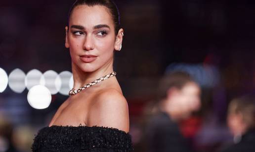 FOTO 'Gola' haljina i tange: Dua Lipa pokazala guzu na premijeri