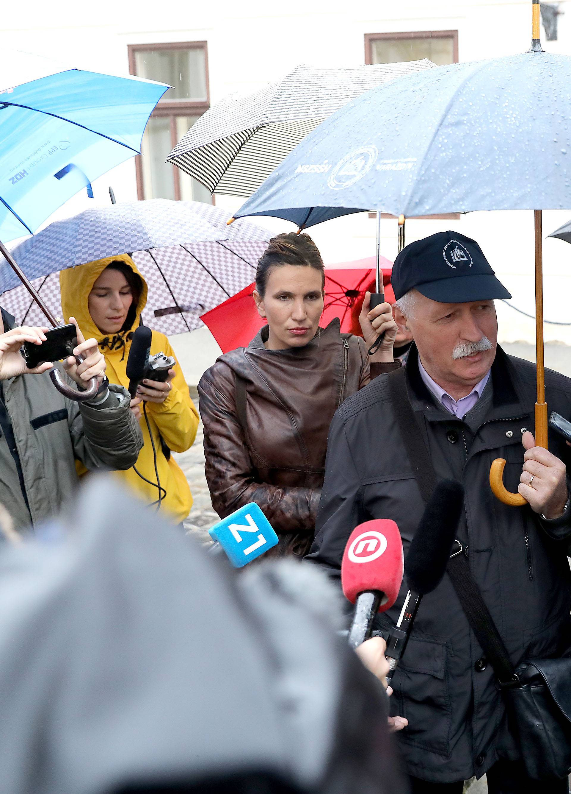 Zagreb: Čelnici školskih sindikata obratili se medijima ispred Banskih dvora
