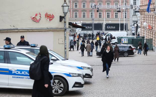 Policija na Trgu bana Josipa Jekačića uoči organiziranog dočeka brončanih rukometaša