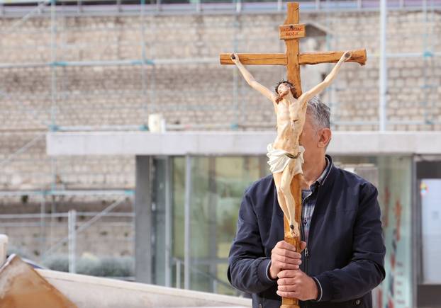 Šibenik: Molitelji krunice ispred Gradske uprave