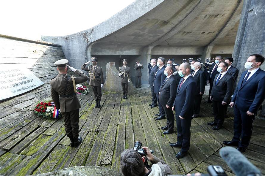 Premijer Plenković sa suradnicim položio vijence povodom 76. obljetnice Jasenovca