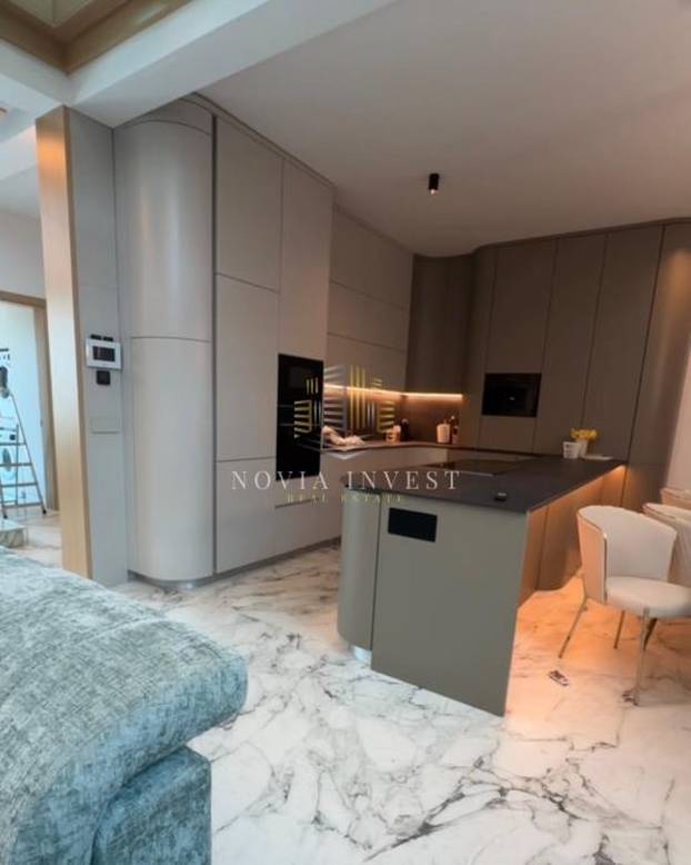 FOTO Luksuzni spektakl! Što mislite koliko stoji ova vila prvi red do mora u Novigradu?