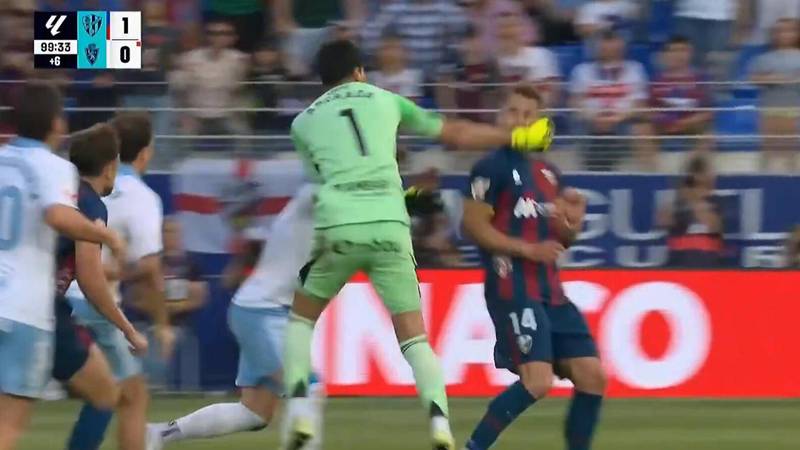 VIDEO 'Ti ćeš meni dobacivati'! Golman dobio crveni karton pa nokautirao suparničkog igrača