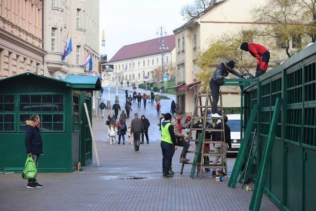 Zagreb: Postavljanje adventskih kućica na Trgu bana Josipa Jelačića