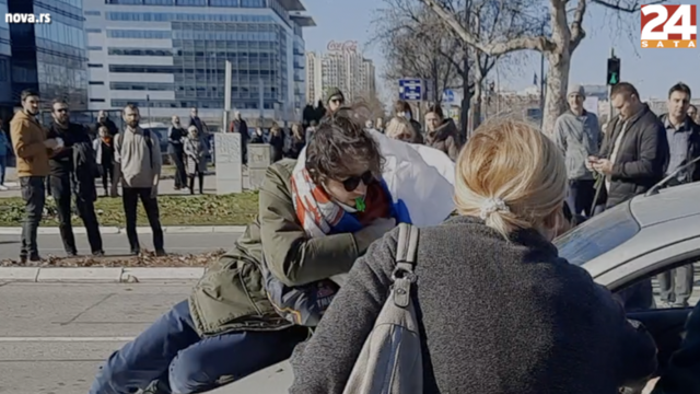 VIDEO: U Beogradu autom 'pokupio' prosvjednika pa ga nosio desetak metara na haubi