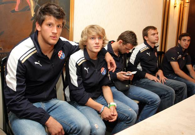 Zagreb: Tarik Filipovi? nakon predstave uživao u pivu pokraj Domagoja Vide