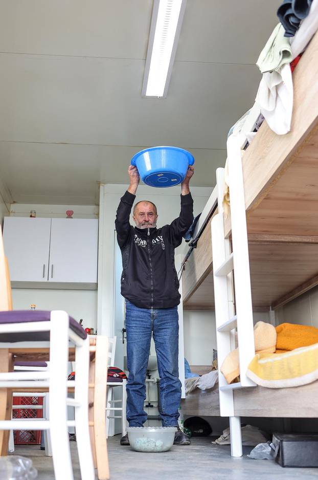 Petrinja: Ivica Hodalj izgubio je kuću u potresu, živi u kontejneru koji prokišnjava