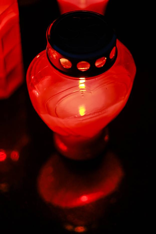 Zagreb: Trepet svijeća u sumrak na groblju Stenjevec na blagdan Svih svetih