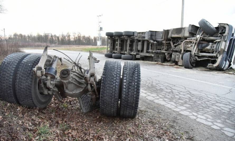 Vozač teško ozlijeđen, kamionu pukla osovina te se prevrnuo