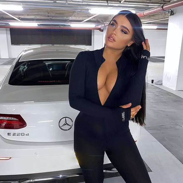 FOTO Istaknula je grudi za Dan zaljubljenih pa ju izvrijeđali: 'Slomila me tolika mržnja'