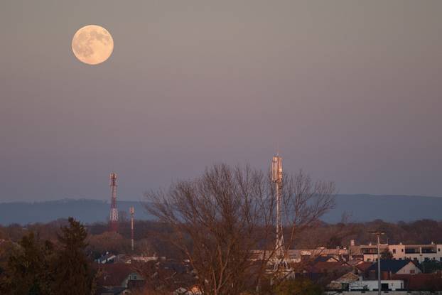 Pun mjesec na vedrom nebu iznad Čakovca