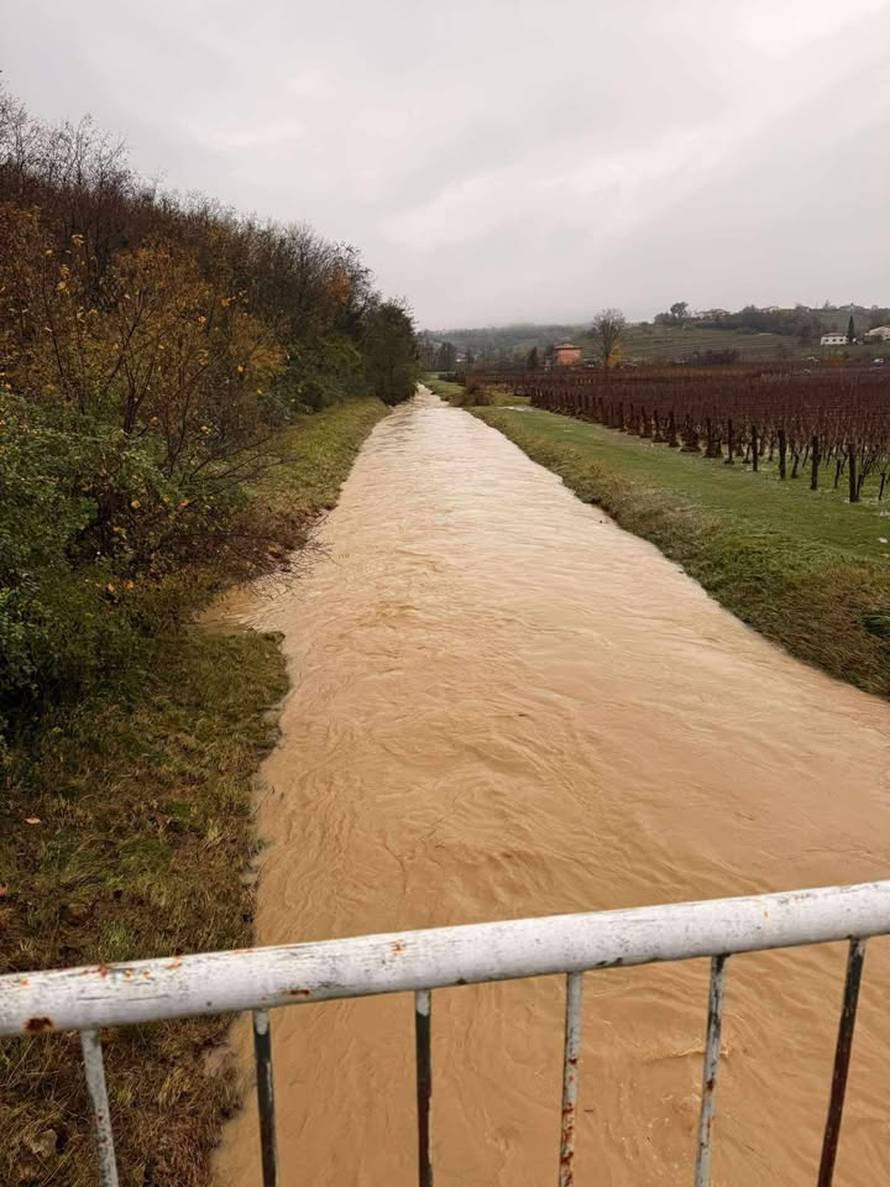 Nevrijeme u Sloveniji. Nestale cijele ceste, uništen most. Stotine ljudi ostalo bez struje